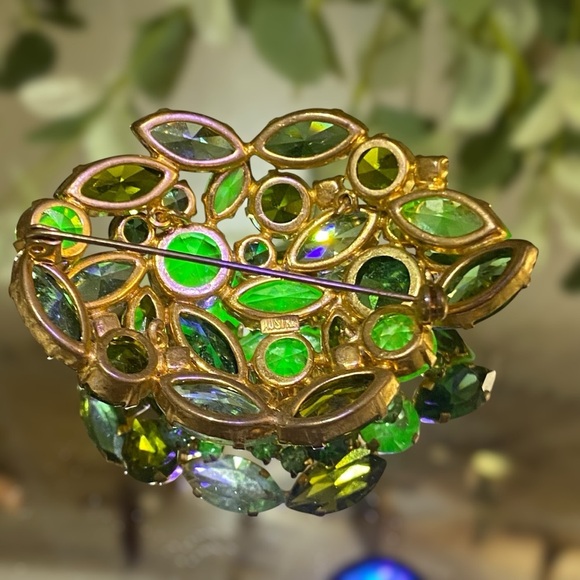 Vintage Austria Uranium Green Cluster Brooch Signed Multi Shapes Sizes Stunning - Picture 6 of 8